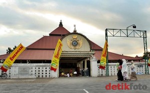 Perpaduan Budaya dan Agama yang Apik di Masjid Gedhe Kauman