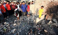 Nachrowi mengunjungi salah satu rumah yang ludes terbakar.
