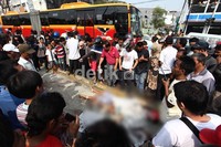 Jenazah pemotor dengan nopol B 6418 PRW tergeletak di jalur busway.  Insiden tabrakan itu terjadi sekitar pukul 08.30 WIB.