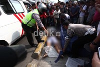 Polisi mengevakuasi jenazah pemotor tersebut.