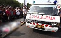 Mobil ambulans tiba di lokasi. Menurut BLU TransJakarta, pengendara motor itu terlebih dahulu tertabrak sebuah mobil Toyota Avanza sebelum akhirnya jatuh ke arah busway.