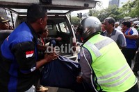 Jenazah pemotor tersebut dimasukkan ke dalam ambulans untuk dibawa ke RSCM, Jakarta.