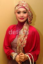 Jilbab Bunga-bunga Eddies Adelia