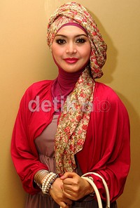 Eddies mengaku kini ia tak lagi menggunakan jasa stylist jilbab. (Gusmun/detikHot).