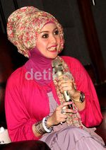 Jilbab Bunga-bunga Eddies Adelia