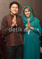 Fenita & Ari Untung Kompak Berbusana Muslim
