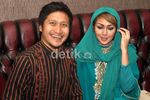 Fenita & Ari Untung Kompak Berbusana Muslim