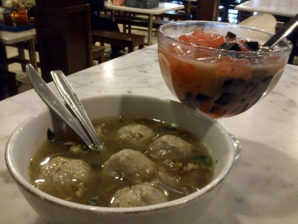 Bakso Empuk Gurih Menggoyang Lidah a la Lapangan Tembak