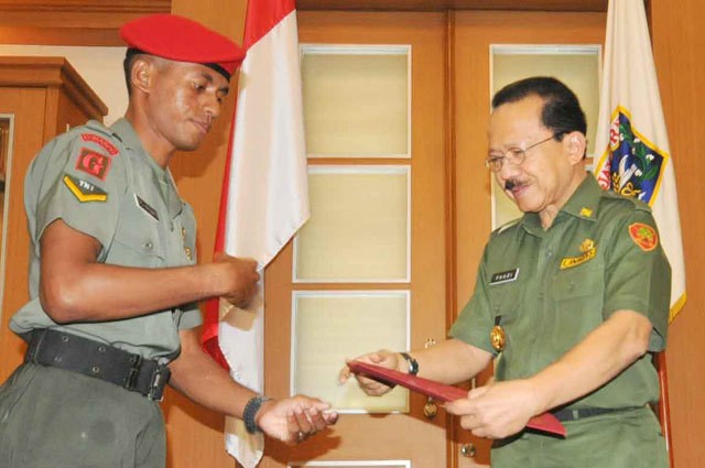 Beri Piagam ke Serda Nicolas, Foke Bantah Terkait Pencitraan