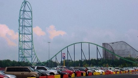 Asyik Naik Rollercoaster, Bocah AS Dihantam Burung Hingga Terluka