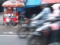 Memakai kacamata gaul, dijepret pakai kamera handphone. (Foto Novikah).