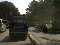 Ayo kabur. Begitu mungkin pikiran pengendara motor ini.