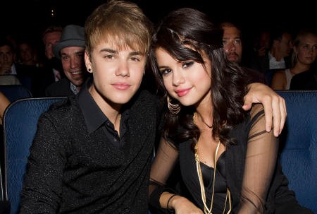 Selena Gomez, dari Barney Hingga ke Pelukan Justin Bieber (3)