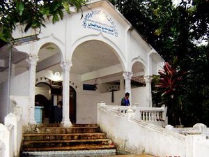 Kisah Makam & Gua Lubang Menuju Makkah di Kota Santri