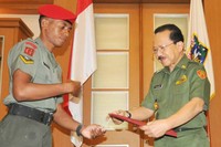 Fauzi Bowo (Foke) memberikan piagam berupa sertifikat pada Serda Nicolas atas jasanya menyelamatkan karyawati yang nyaris diperkosa di angkot di kawasan Lapangan Banteng, Jakarta Pusat. (dok Pemprov DKI)