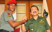 Foke mengaku bangga dengan Serda Nicolas. (dok Pemprov DKI)