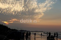 Para warga ngabuburit di Pantai Tanjung Pakis, Karawang. Lokasinya terletak di Kecamatan Pakisjaya 70 km, dari Ibu Kota Kabupaten Karawang.