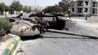 Tank yang hancur dibiarkan begitu saja di jalanan Marat Al Numan.  Pemerintah Presiden Suriah Bashar al-Assad mengklaim telah menguasai Ibu Kota Damaskus. Pasukannya menggempur gerilyawan guna menguasai beberapa bagian Aleppo yang merupakan kota terbesar di negeri itu.  (REUTERS/Shaam News Network)