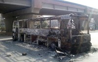 Bangkai bus dibakar terlihat di distrik Aleppo. Kepala Badan Kemanusiaan PBB, Valerie Amos menyatakan, ada sekitar 200 ribu warga sipil telah melarikan diri dari kota Aleppo sejak Sabtu (28/7). Sedangkan sisanya dilaporkan masih terjebak di dalam kota. (REUTERS/Shaam News Network)