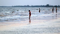 Pantai Tanjung Pakis yang berada di ujung Utara Karawang, memiliki pantai pasir putih dengan ombak yang mengalun tenang dan indah.