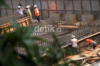 Proyek jalan layang non tol ini diharapkan menjadi salah satu alternatif pemecahan masalah kemacetan yang kerap mendera kawasan tersebut.