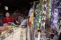 Beberapa warga memilih parsel yang akan dibelinya.