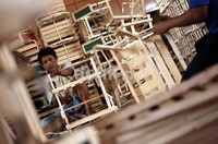 Seorang pengrajin menyelesaikan pembuatan kerangka parsel. Menurut mereka, permintaan parsel mulai terjadi dari perorangan maupun perusahaan.