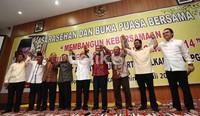 Ical, JK dan sejumlah tokoh Golkar saling bergandengan tangan dalam acara Sarasehan dan Buka Puasa Bersama dengan tema Membangun Kebersamaan Menuju Kemenangan Partai Golkar.