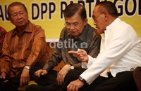 Dalam acara Sarasehan dan Buka Puasa Bersama tersebut, Ical duduk berdampingan dengan JK. Kedua juga terlihat berbincang-bincang disela-sela acara tersebut.