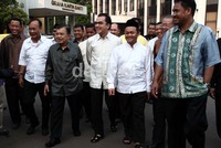 JK dan sejumlah tokoh partai Golkar tiba di kantor DPP Golkar, Slipi, Jakarta Barat.