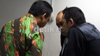 Soemarmo berbincang dengan penasehat hukumnya untuk mendapatkan usulan mengenai tuntutan JPU. Ramses/detikcom.