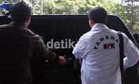 Wali Kota Semarang non Aktif  Soemarmo memakai baju tahanan KPK saat meninggalkan gedung Tipikor. Ramses/detikcom.