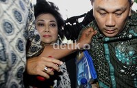 Hartati dikawal ketat saat memasuki gedung KPK. Ramses/detikcom.
