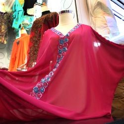 Pedagang pun Antre untuk Dapatkan Stok Kaftan Ashanty