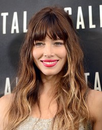 Bibir merah Jessica Biel. (Jason Merritt/Getty Images).