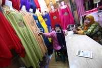Gamis Olla Ramlan pun beredar di pusat-pusat perbelanjaan tanah air. Devy/detikHOT.