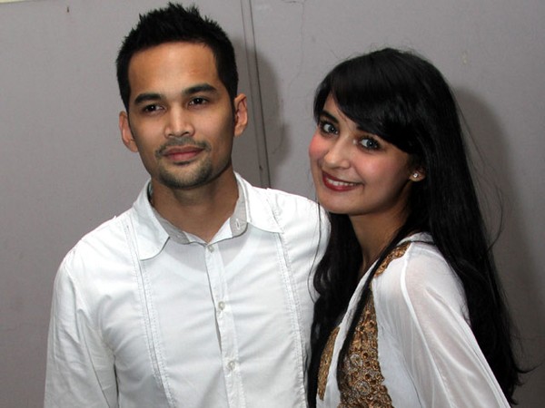 Teuku Wisnu & Shireen Sungkar Kompak Putih-putih