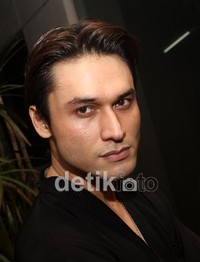 Indra terlihat lebih pucat dari biasanya. Gus Mun/detikHOT.