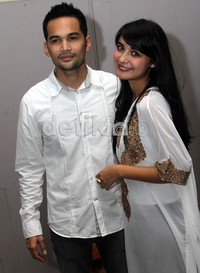 Dibalut baju serba putih, Teuku Wisnu dan Shireen Sungkar tampak serasi saat ditemui di MD Entertainment, Tanah Abang, Minggu (29/7/2012). Gus Mun/detikHOT.
