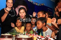 Venna meniup lilin ulang tahunnya bersama anak-anak yatim. Herianto Batubara/detikHOT.