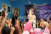 Venna Melinda merayakan usia ke-40 bersama anak yatim. Herianto Batubara/detikHOT.