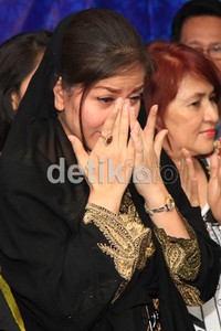 Saya setiap mengunjungi anak-anak jalanan, anak yatim, pasti nangis. Saya begitu terharu melihat semangat mereka dance, nyanyi dan punya semangat belajar. Ini pun baru pertama kali saya ultah di bulan Ramadan. Jadi, bersyukur sekali, ungkapnya saat diwawancarai wartawan di lokasi. Herianto Batubara/detikHOT.