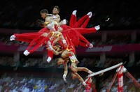 Tidak semua kamera dapat membuat foto multiple exposure. Seting panggung (venue) juga memerlukan latar belakang yang gelap. Rekayasa tata cahaya stadion (venue) yang mengerti kebutuhan fotografer sangat diperlukan. Terlihat atlit asal Jerman melompat dengan latar belakang gelap namun cahaya sangat tepat hanya menerpa atlit (REUTERS/Mike Blake)