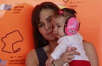 Istri dan anak Stoner turut jadi saksi kemenangan Stoner. REUTERS/Tobias Schwarz.