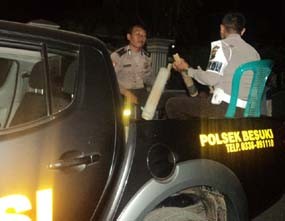 Bangunkan Warga Sahur, Polisi Patrol Keliling Kampung