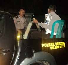Bangunkan Warga Sahur, Polisi Patrol Keliling Kampung