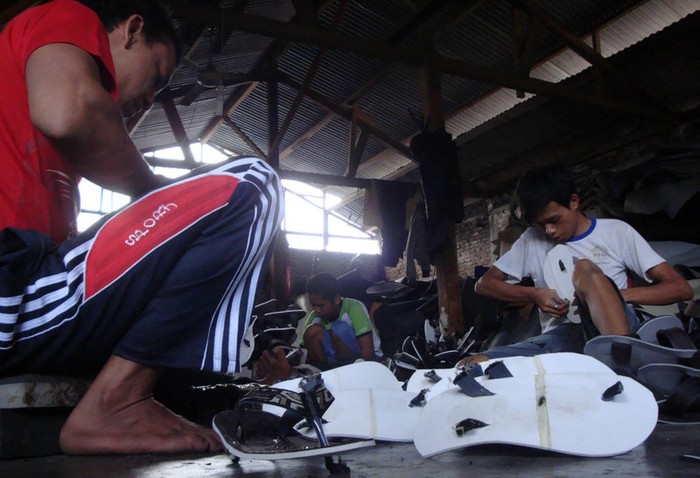 Jelang Lebaran, Perajin Sandal Banyumas Kebanjiran Pesanan