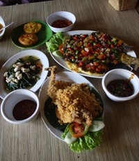 Pilihan menunya beragam, mulai dari ikan, ayam, kepiting, udang, juga cumi dengan beberapa olahan berbeda bisa dipesan. Harganya pun konon sangat bersahabat! (Flora Febrianindya/DetikFood)