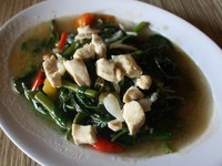 Cah kangkung ayam seharga Rp. 15.000 terasa gurih krenyes. Aroma bawang putih yang wangi tercium jelas ditambah kelembutan ayam yang dipotong kotak kecil. (Flora Febrianindya/DetikFood)