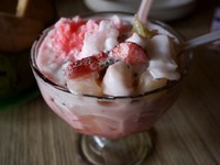 Untuk penetral rasa pedasnya sambal, bisa pilih Es Campur ala Wulan Sari (Rp. 18.000) tampil menggoda dengan warnanya yang merah dan berlimpah isian. Es serut yang diberi sirup merah dipadukan dengan kelapa muda, irisan strawberry, buah naga, rumput laut, nata de coco, juga selasih yang diguyur lagi dengan susu kental manis. (Flora Febrianindya/DetikFood)